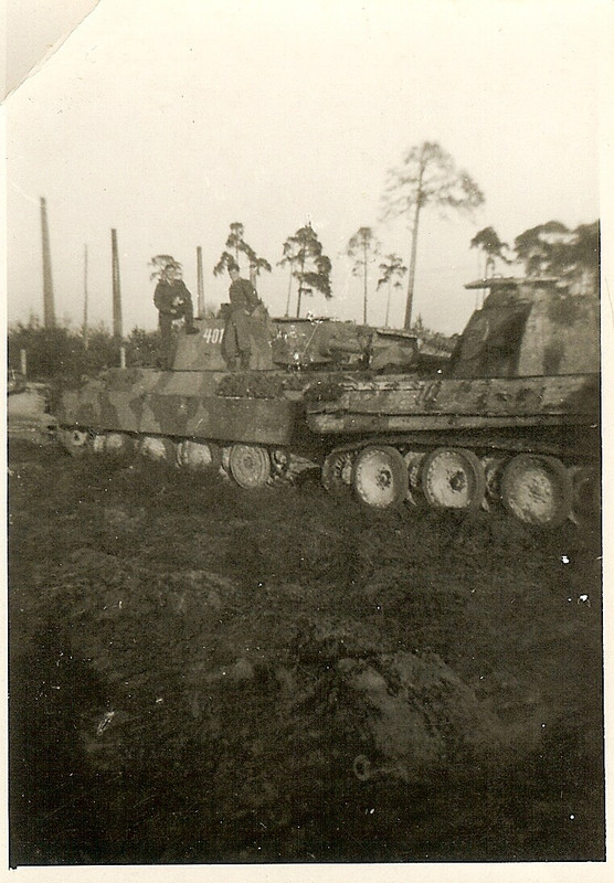 US Troops Posed w Captured German Pzkw.V Panther Panzer Tanks 401! (1)