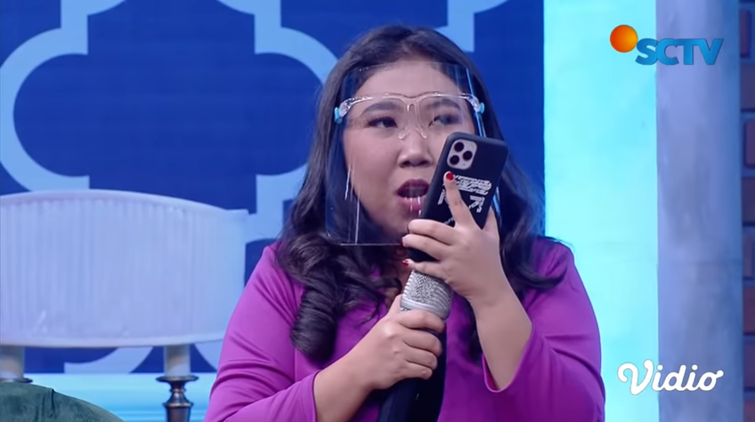 Kiky Saputri berbincang dengan Lesty Kejora via sambungan telepon 