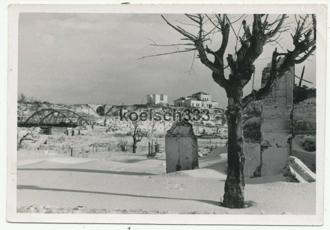 Foto Ruinen im schwer zerstörten Rostow am Don in Russland im Winter 1943..