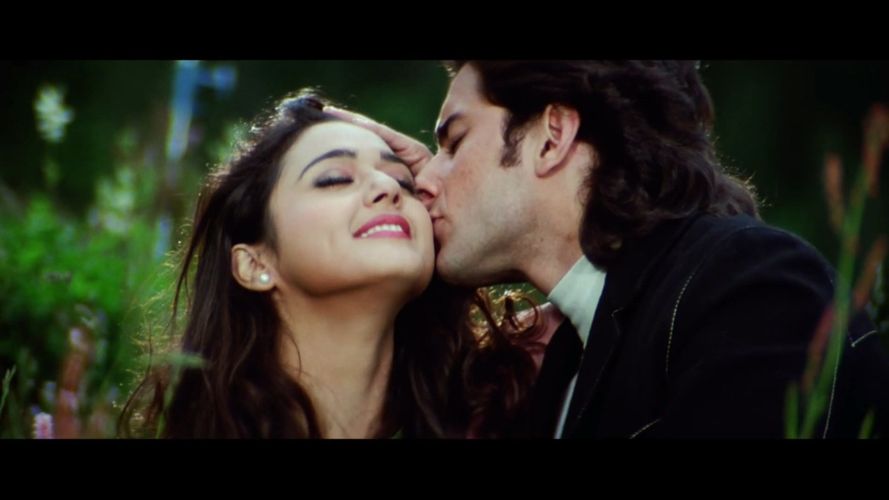 Preity Zinta Hot Lip Kiss & Romancing Song - Kya Kehna.mp4_20210101_092154.138