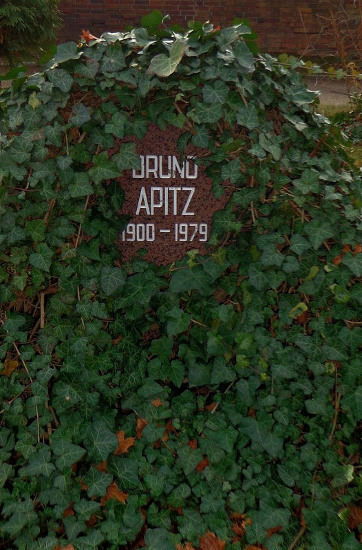 Berlin-Friedrichsfelde-Zentralfriedhof-Pergolenweg-Apitz-Bruno-03