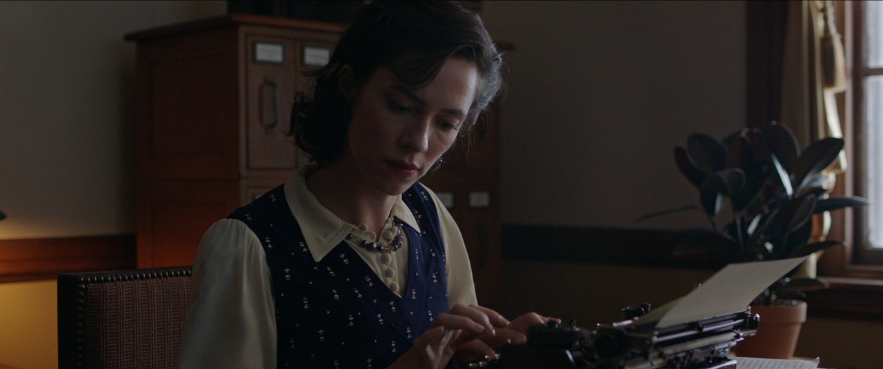 Professor Marston and the Wonder Women (2017).mkv_snapshot_01.30