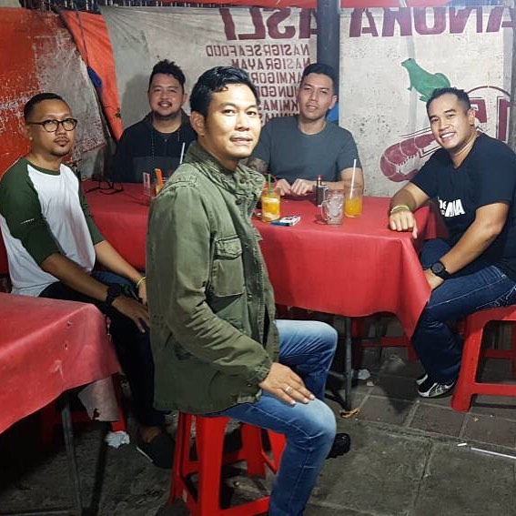 Ardi Bakrie saat jajan di warung kaki lima
