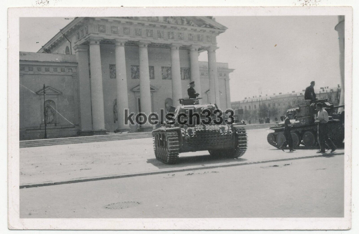 Foto Panzer III und Praga Pz.Kpfw. 38(t) vor Dom in Wilna Litauen Vilnius 1941