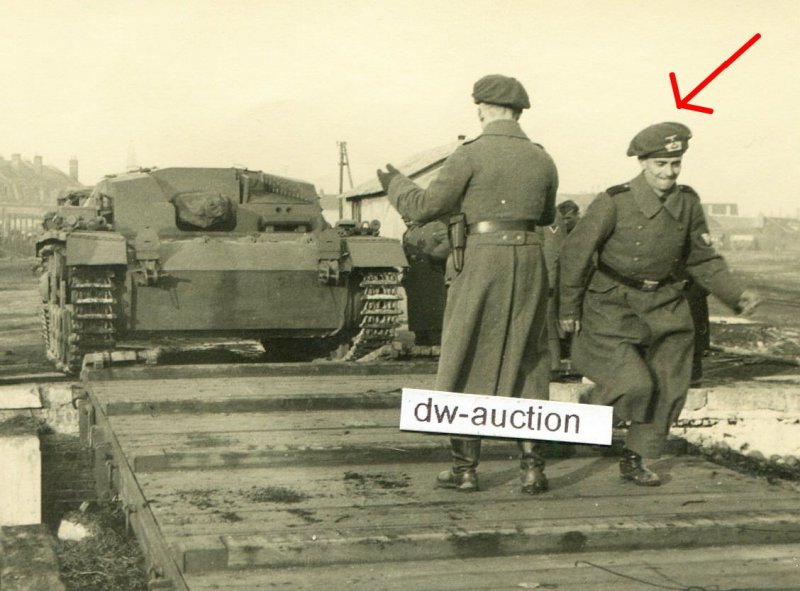 Frankreich , Sturmgeschütz und Soldaten mit Bare