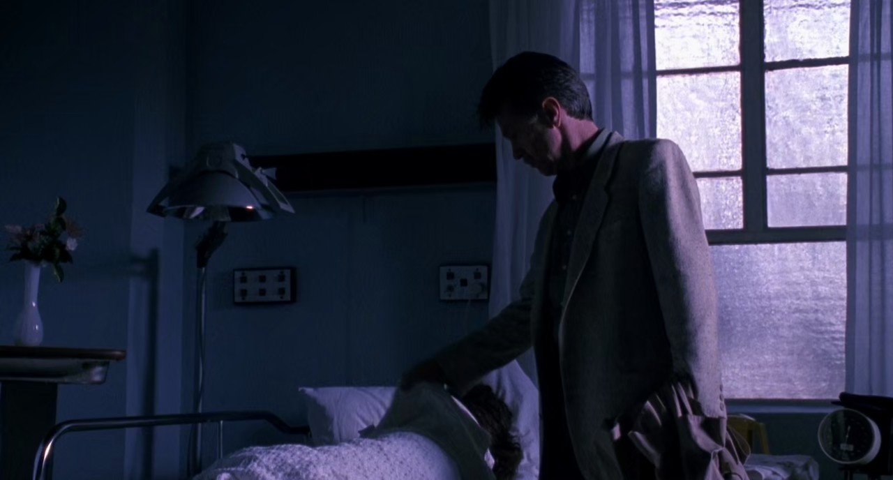 Poison-Ivy-1992-Blu-Ray-Hindi-English-720p-10bit-x265-HEVC-AAC-2-0-ESub-mkv-0004