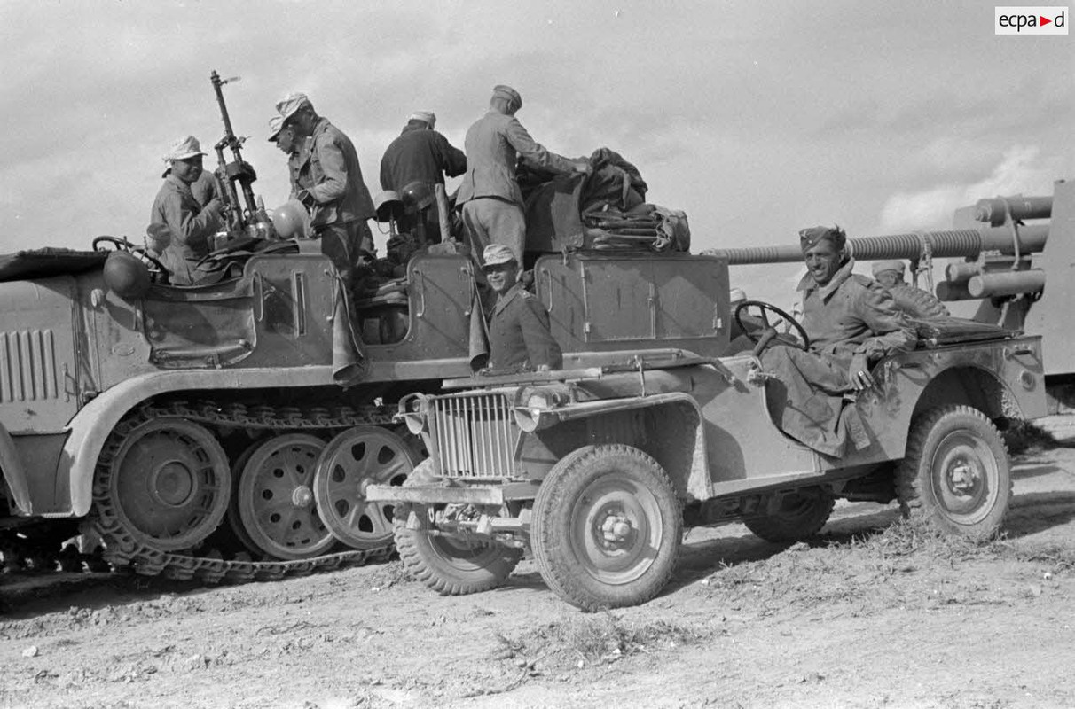 Une jeep Bantam (40 BRC) capturée est utilisée par des artilleurs de la FlaK..1