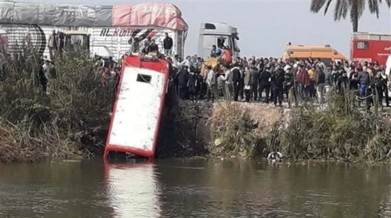 Autobús con pasajeros se cae en Canal de Egipo: se registran 19 decesos