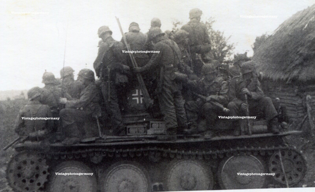 D1203 Foto deutscher Panzerzug Beute Panzer Skoda 38t im Bandenkampf Camouflage (1)
