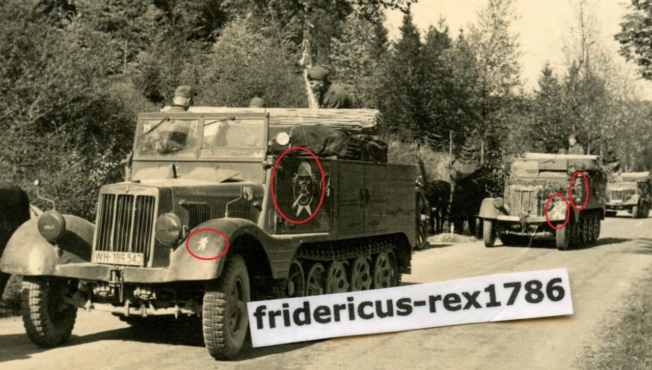 Foto WH Vormarsch Sd Kfz Halbkette mit Bemalung Totenkopf Bär Churchill