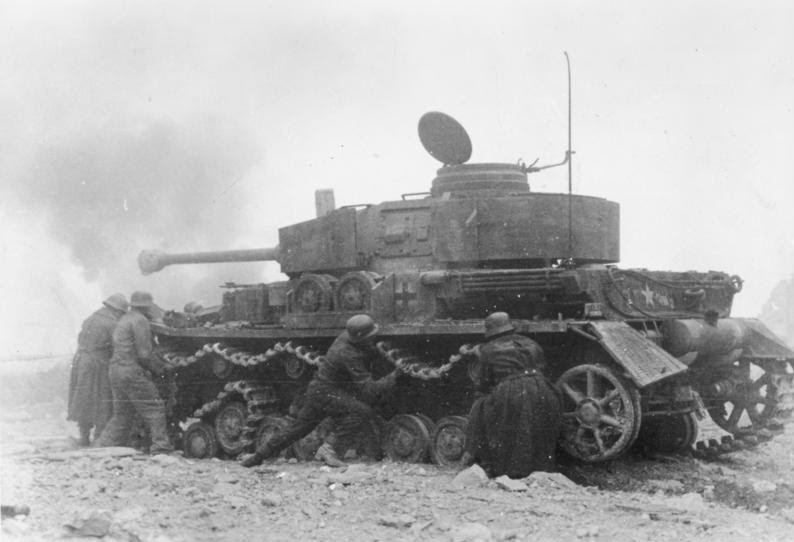 Personal de la 15ª División Panzer se apresura a reparar un Panzer IV Ausf H en medio del campo de batalla