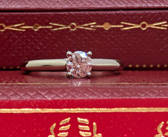 Кольцо Cartier в футляре