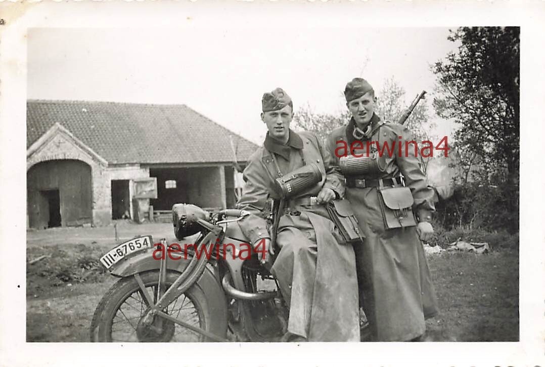 Deutsche Soldaten Kradschützen mit Motorrad BMW R4 Nieuwpoort Flandern Belgien