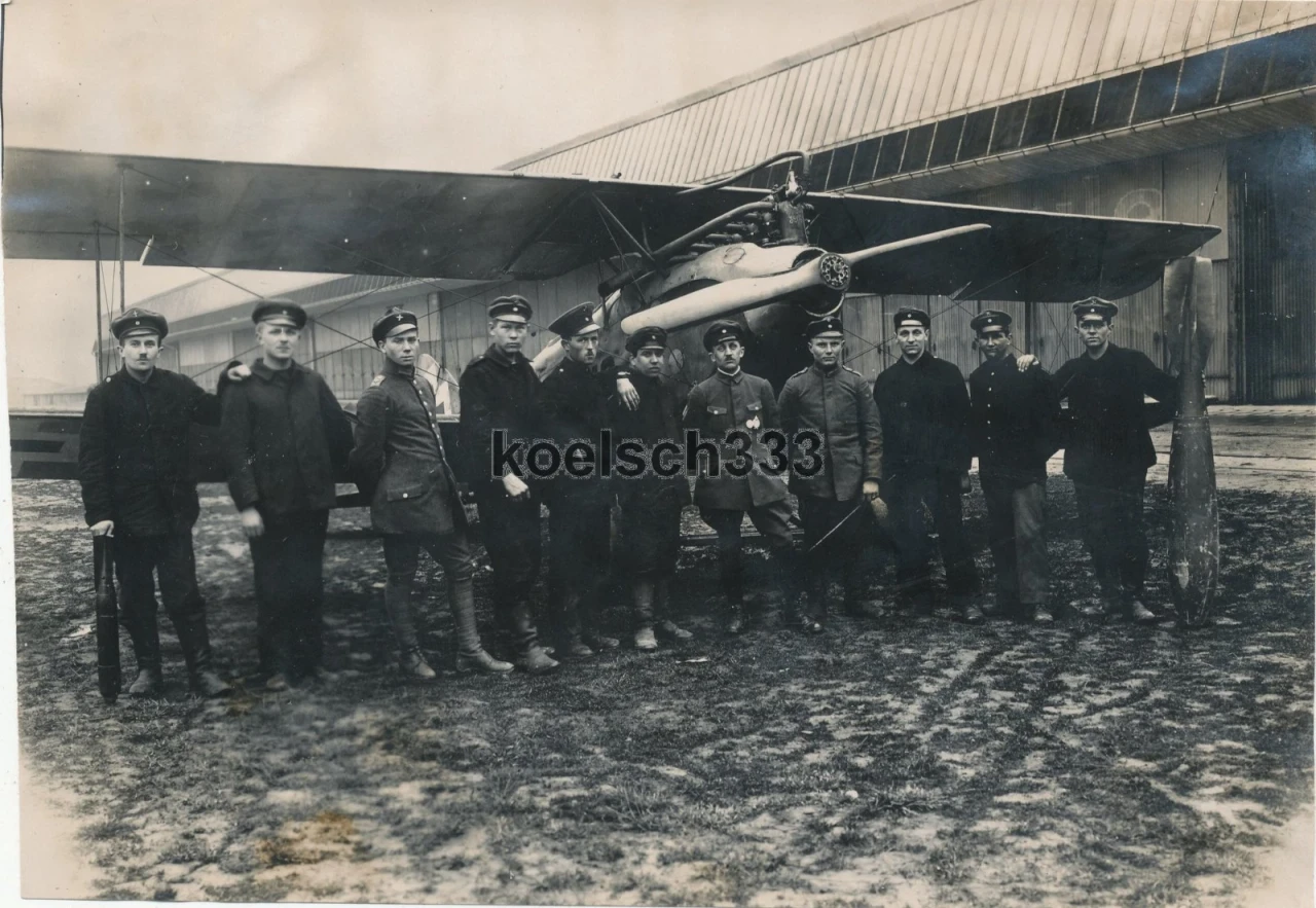Foto Angehörige der Flieger Ers Abt 1 Altenburg vor Doppeldecker Flugzeug