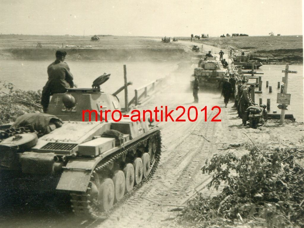 Foto, Wehrmacht, Panzer auf dem Vormarsch über d