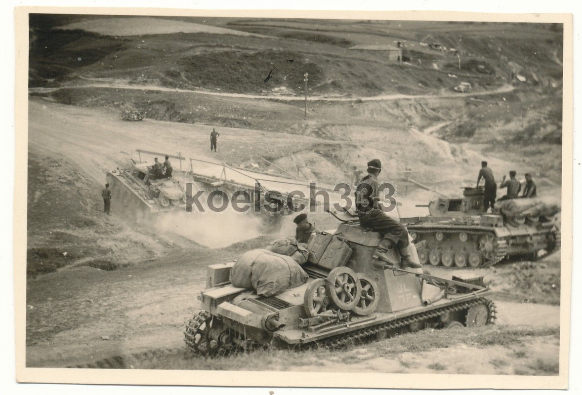 Foto Jugoslawien Panzerbefehlswagen I und Panzer III im Gelände