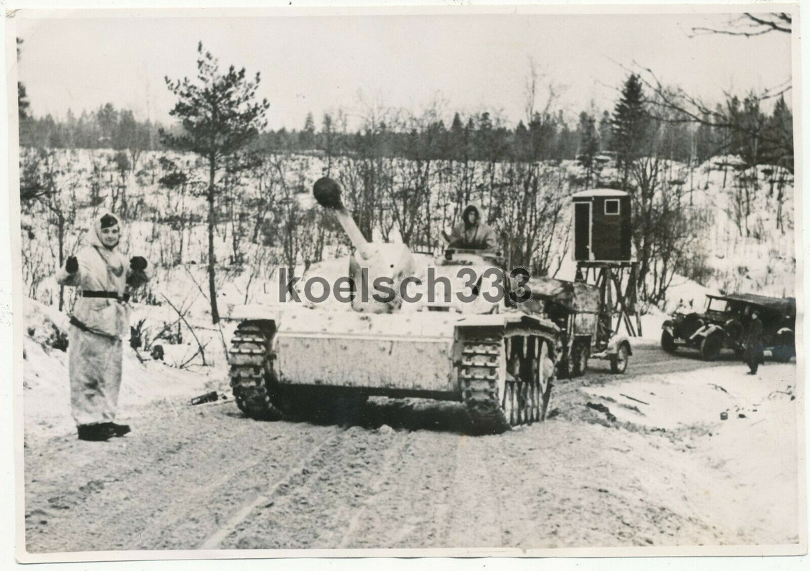 Foto Feldgendarm vor Sturmgeschütz Panzer mit Schneetarnung im Winter in Rußland