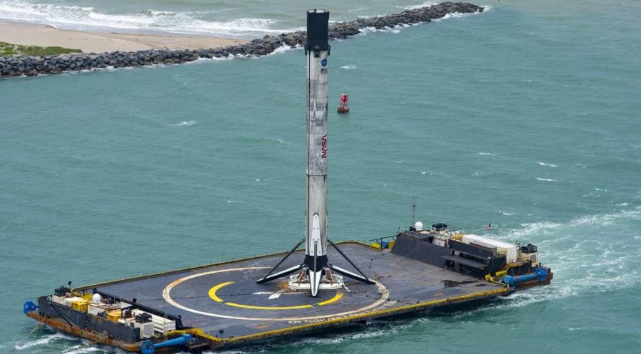 Falcon 9 приземляется на платформу Falcon 9 приземляется на платформу