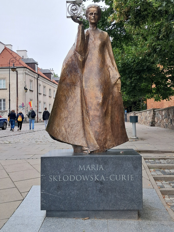 Varsovia 2024 la ciudad Fénix que resurgió de sus cenizas. - Blogs of Poland - Dia 1-Palacio Real, centro histórico y Free tour. (24)