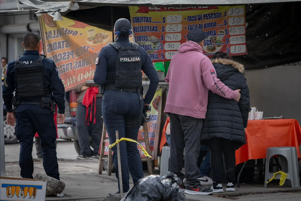 Asesinan a un hombre a tiros frente a su madre, autoridades investigan el caso