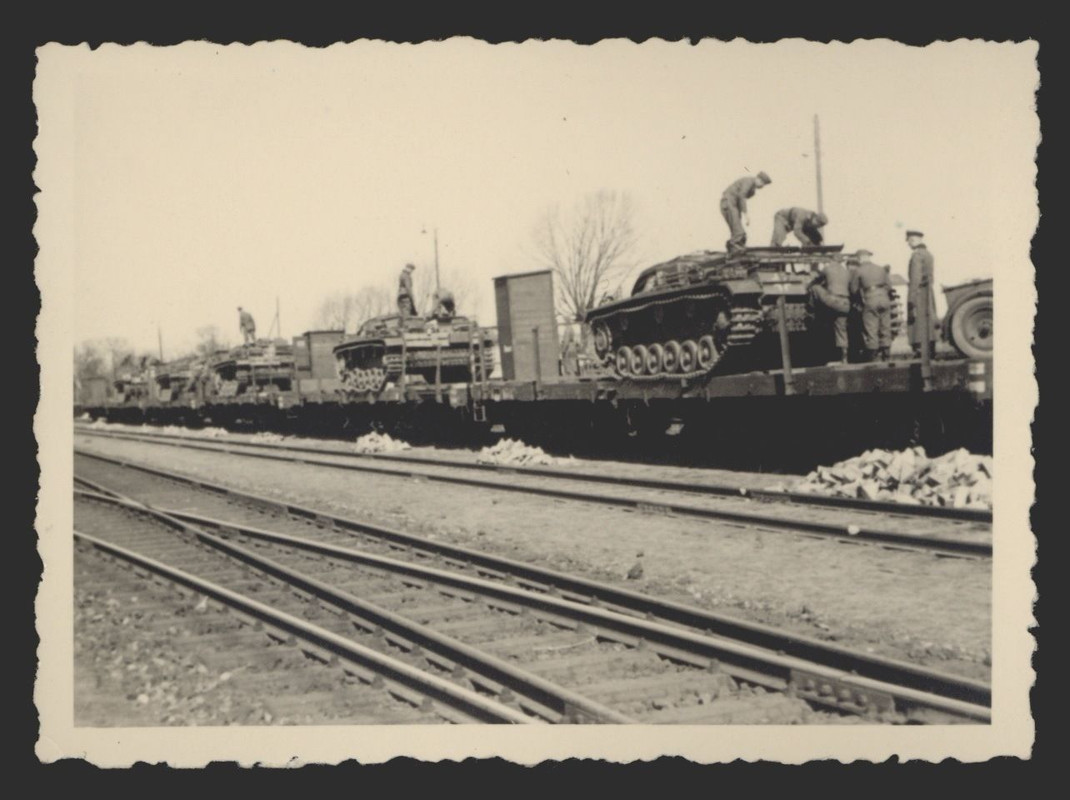 Foto von 1941, Sturmgeschütze werden abgeladen i