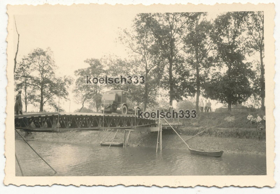 Foto Rad Schlepper der Wehrmacht auf einer Schnellbrücke über einen Fluss