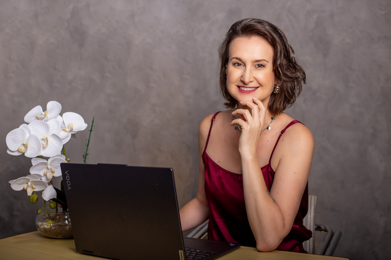 Nadi Sterchille em palestra corporativa