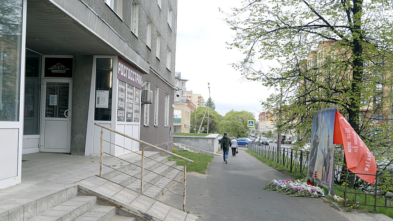 12 мая Псков Цветы Освободителям