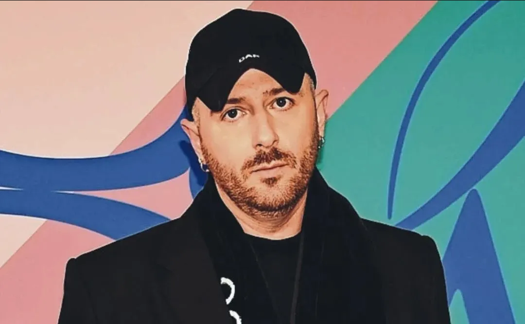 Director creativo de Balenciaga se disculpa por campaña que sexualizaba a menores