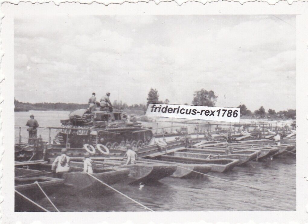 Foto Wehrmacht Pionier-Bataillon Brücke Pontonbrücke Panzer Tank PzKpfw III