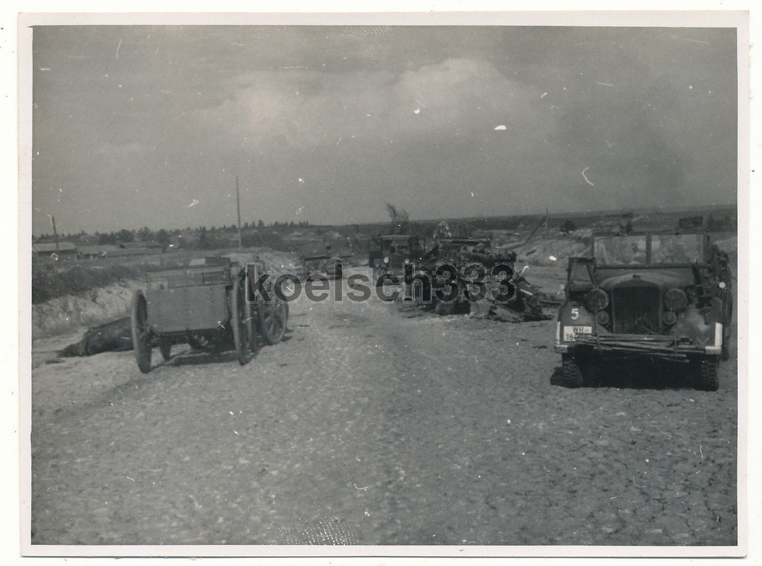 Foto Kübelwagen PKW der 20. ID an russischen Fahrzeug Wracks an 