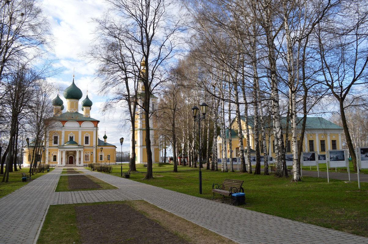 В Углич на теплоходе Лебединое озеро. 