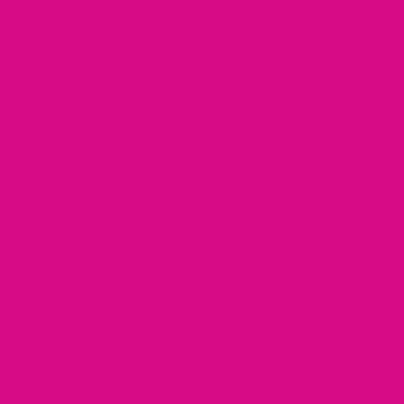 Una persona aplicando un diseño de vinilo rosa en un frasco de vidrio.