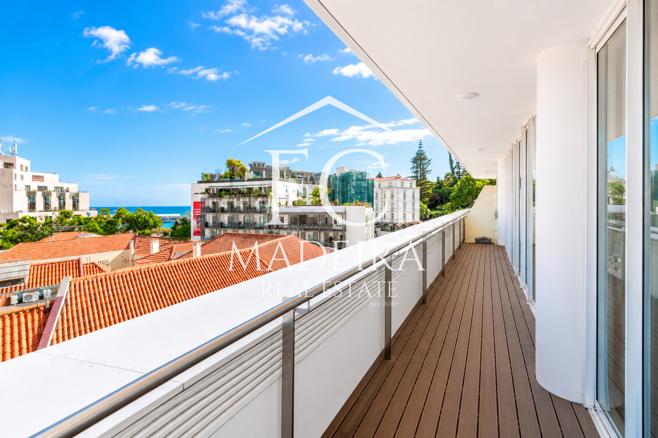 Apartamento T4 Mobilado com Garagem no Centro do Funchal