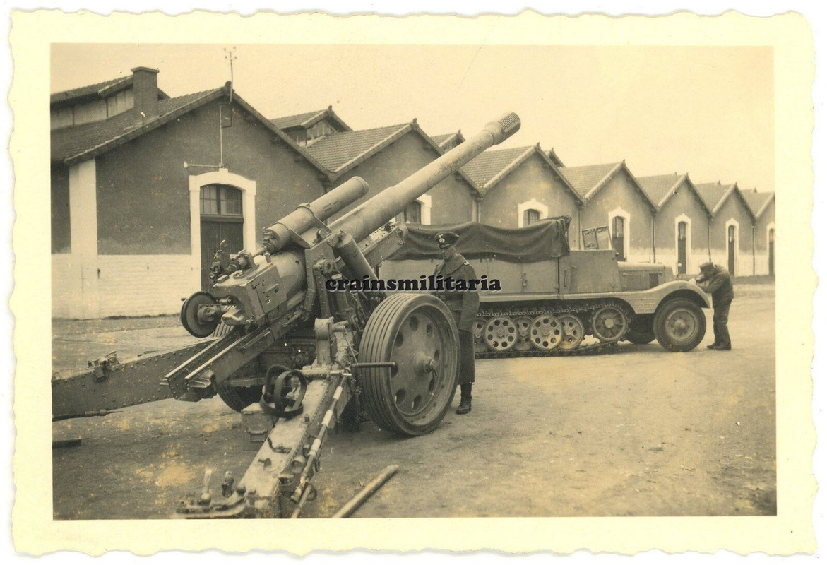 Orig. Foto Artillerie Geschütz Halbkette SdKfz in Kaserne BEAUNE Frankreich 1943.