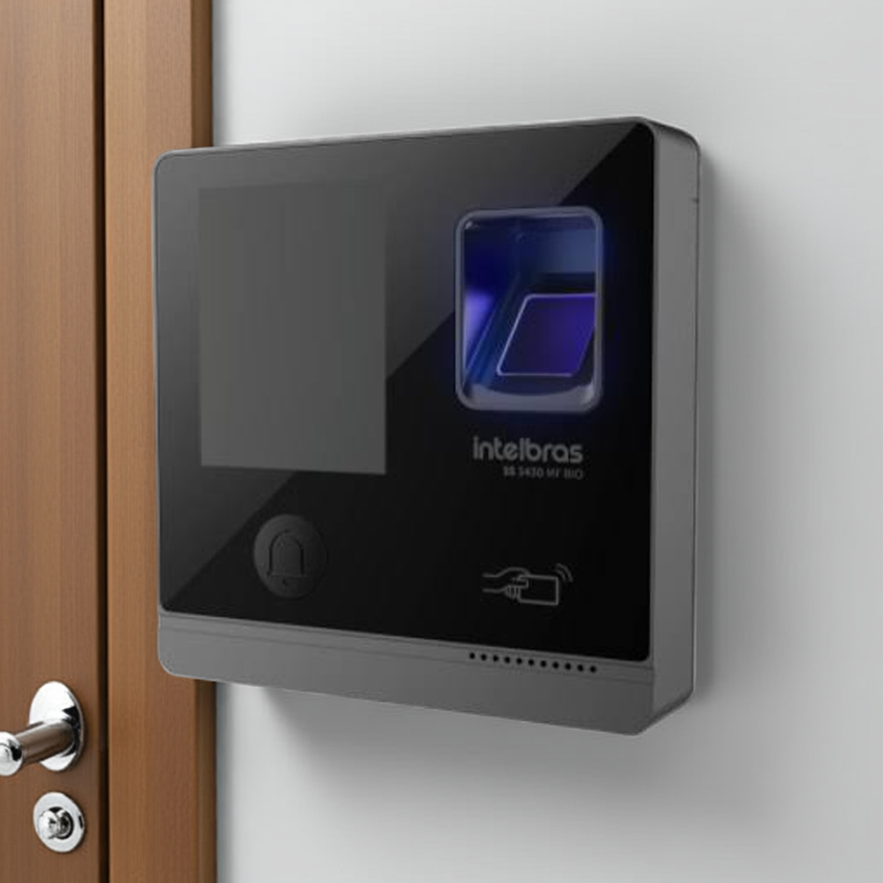 Controlador de Acesso Intelbras SS 3430 Bio com destaque para a interface e leitor de impressão digital.