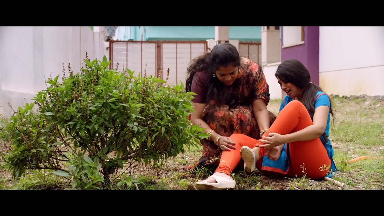 Veena Nandakumar Sexy Rare Navel,Panty,Thigh  Scenes from Love Ke Liye.mkv_snapshot_00.15.921