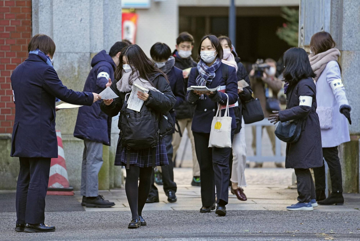 Tres personas son apuñaladas afuera de Universidad de Tokio; arrestan a estudiante