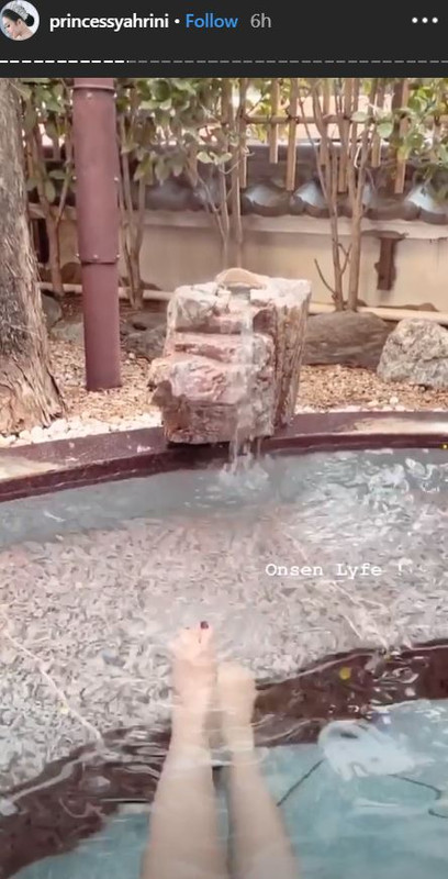 Syahrini ketika berendam di onsen