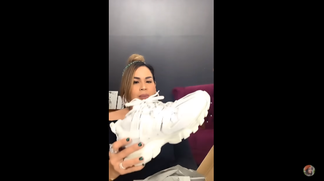 Melaney Ricardo dapat sepatu Balenciaga warna putih dari Raffi Ahmad