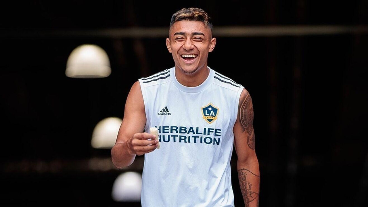 Julián Araujo en el radar del Barcelona para fichar al mexicano en 2023