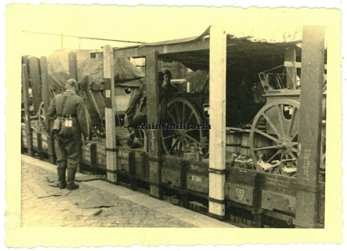 Orig. Foto Feldküche Gulashkanone Wagen mit Wappen Hund am Bahnhof Zug