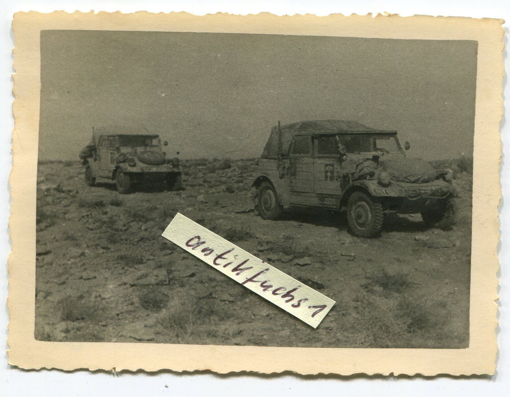 VW-Kübelwagen mit Funk-Antenne in Afrika beim Af