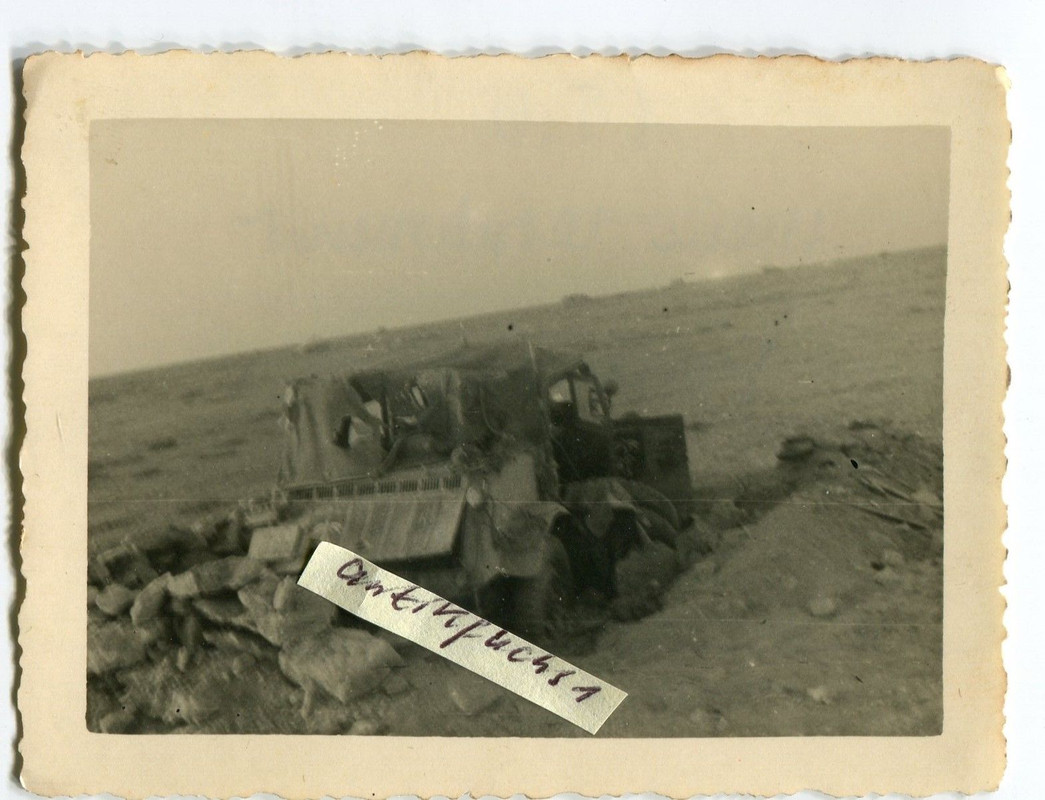 VW-Funk-Kübelwagen zerschossen in Afrika beim Af