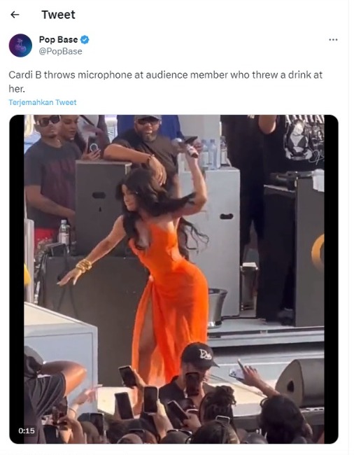 Momen rapper Cardi B yang baru-baru ini viral karena lempar mic ke arah penonton gara-gara sempat dilempar air dari gelas.