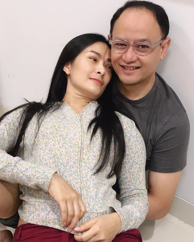 Iis Dahlia bersama sang suami