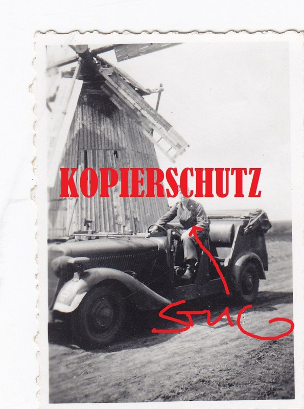 Sturmgeschütz-Soldat Kübelwagen vor Windmühle Mü
