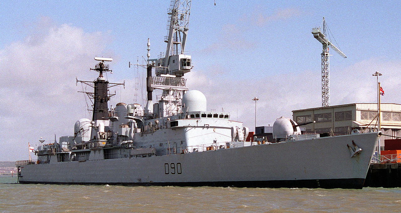 HMS Southampton (D-90) в Портсмуте 31 марта 1994
