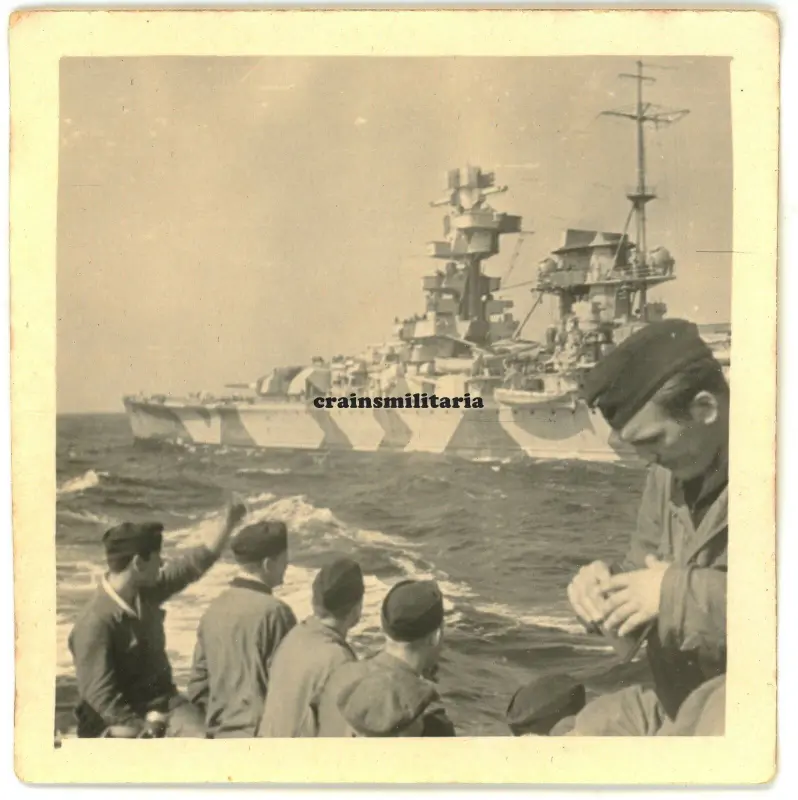 Admiral Scheer Deutschland-class heavy cruiser U-Boot U-504 Ostsee 1941 (1)