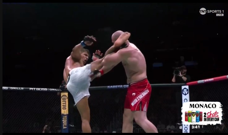 Пауло Коста нокаутира Азамат Мурзаканов в 3-тия рунд